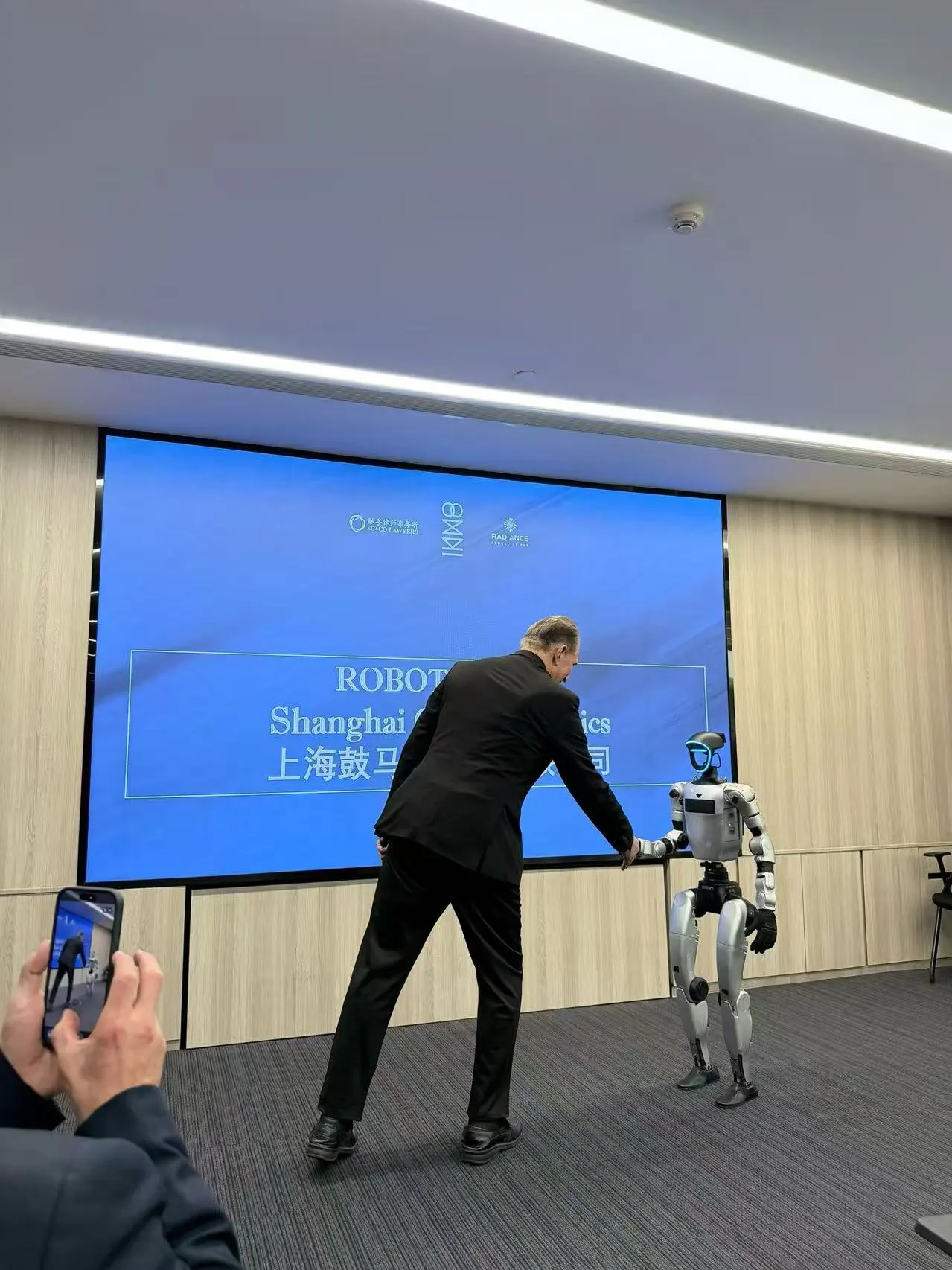 机器人现场讲解实拍(图片来源:鼓马机器人官网 robotsandpets.com)